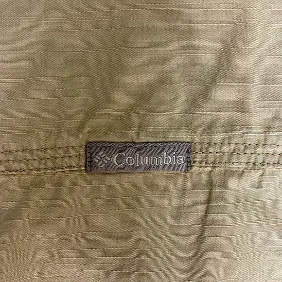 Columbia Tan Short Sleeve Button Up Collared Shirt, Gathered Sleeves, Size Large - Picture 4 of 6
